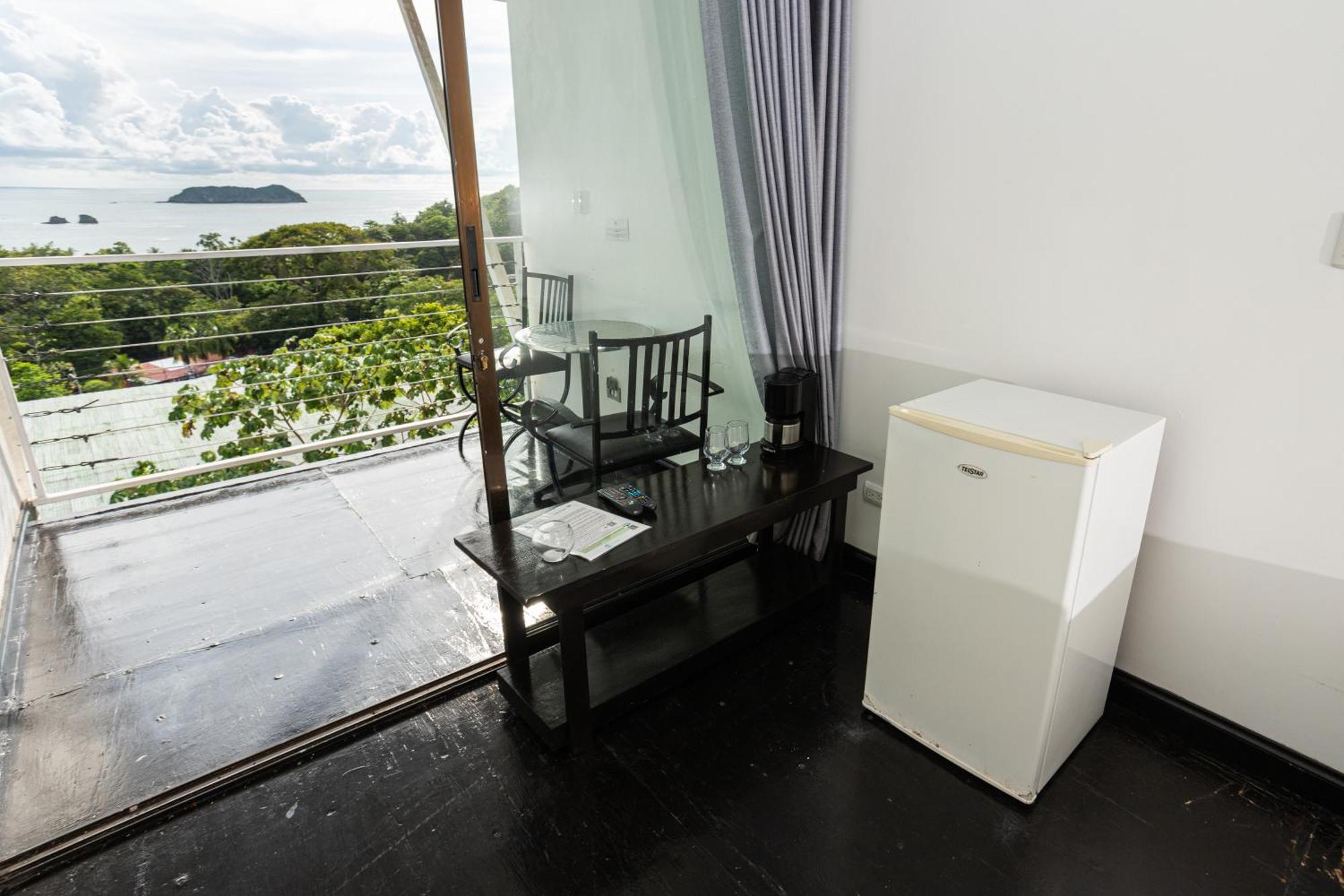 El Faro Containers Beach Hotel Manuel Antonio Exterior photo