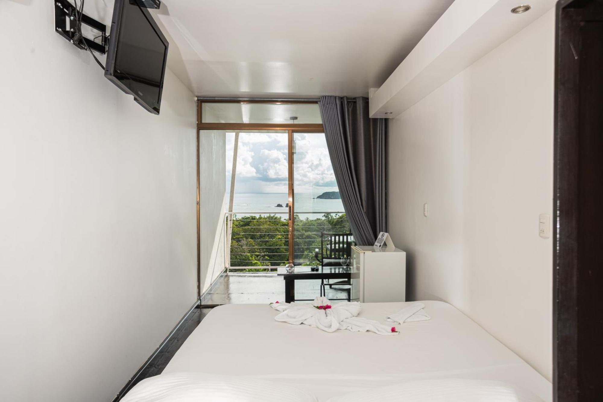 El Faro Containers Beach Hotel Manuel Antonio Exterior photo