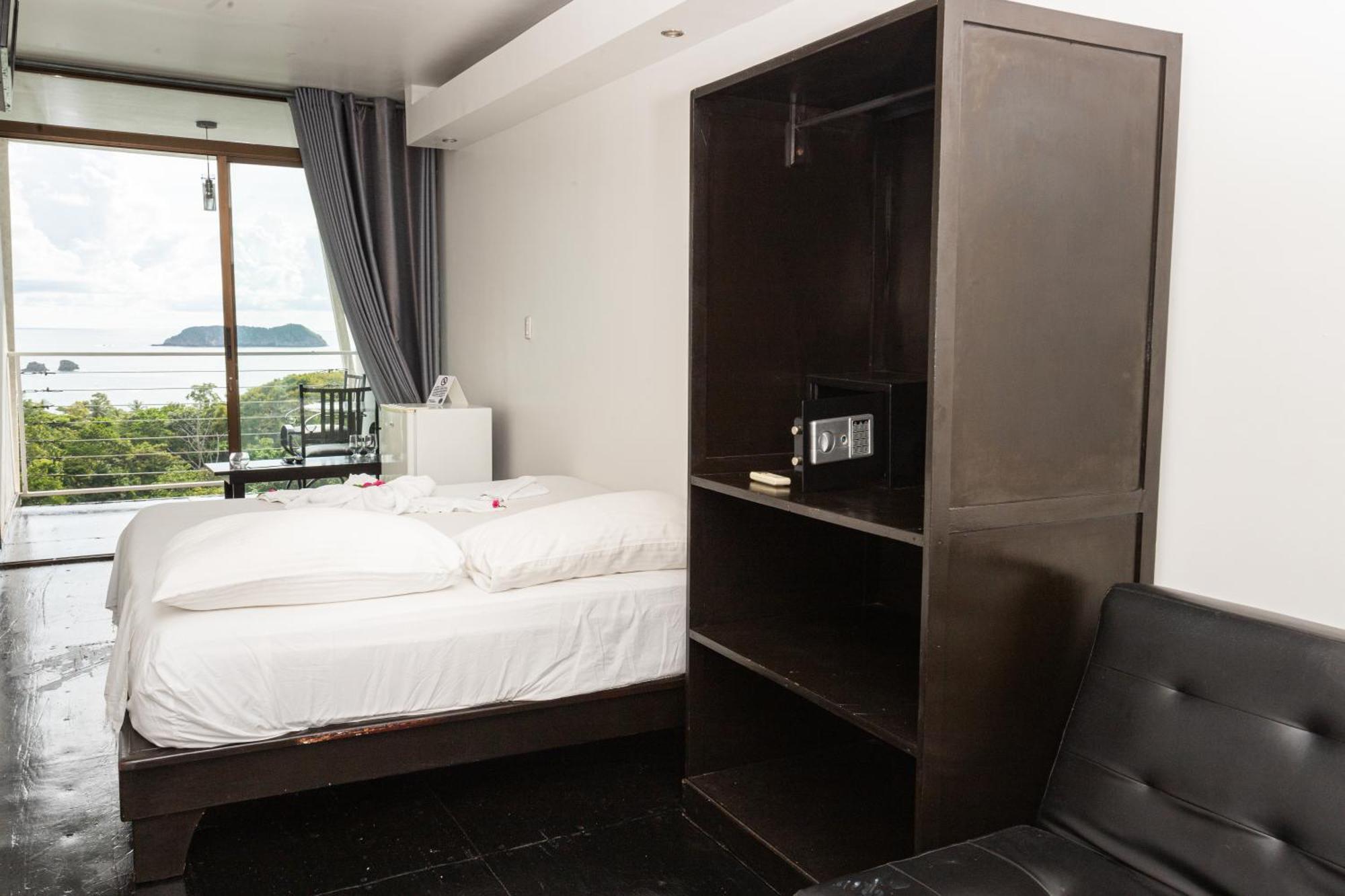 El Faro Containers Beach Hotel Manuel Antonio Exterior photo