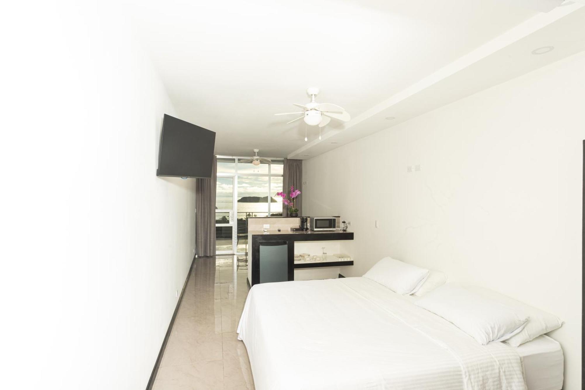 El Faro Containers Beach Hotel Manuel Antonio Exterior photo