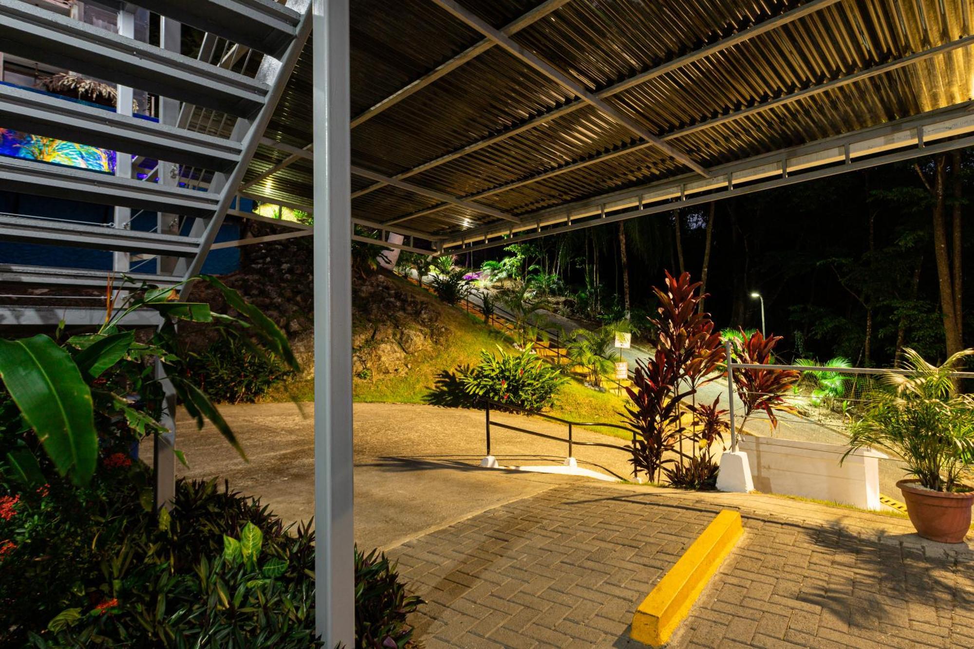 El Faro Containers Beach Hotel Manuel Antonio Exterior photo